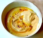 Knoblauchige Tahini-Dressing, eine cremige und aromatische Mischung aus Tahini, Knoblauch und Gewürzen für Salate und Gerichte.
